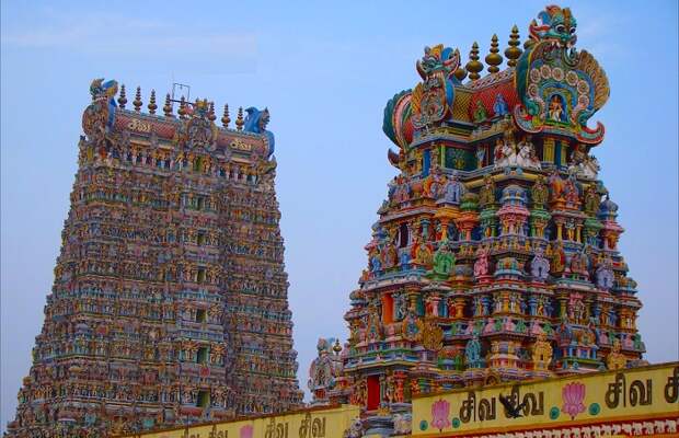 Буйство красок: ослепительные башни индуистского храма, украшенные 33 тыс. скульптур