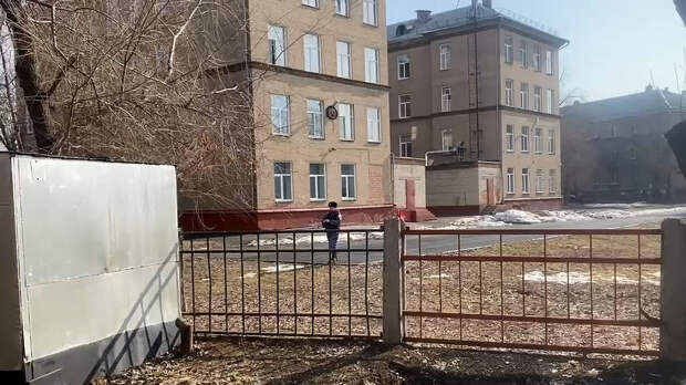 В Челябинске школьник выстрелил в одноклассницу из сигнального пистолета