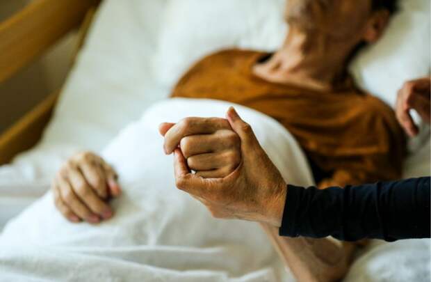 Юрист Южалин: больничный выдают не только при болезни, но и для ухода за родными