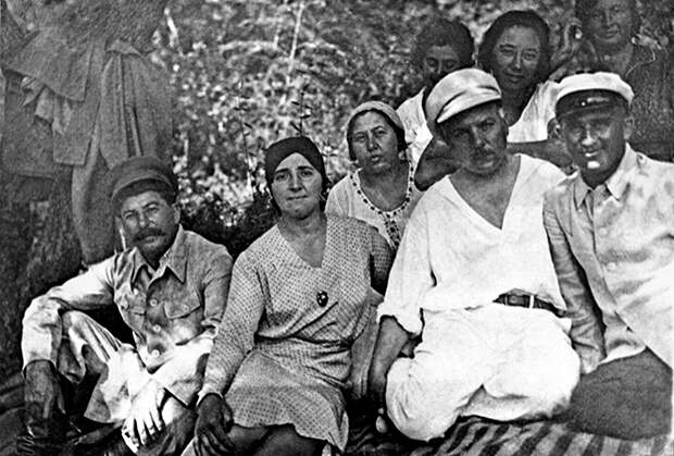 Иосиф Сталин, его жена Надежда Аллилуева, Екатерина Ворошилова и ее муж Климент Ворошилов (слева направо) на отдыхе в Сочи. 1932 год