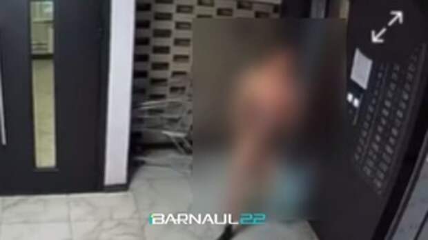 Голый мужчина в подъезде / Кадр из видео: Barnaul 22