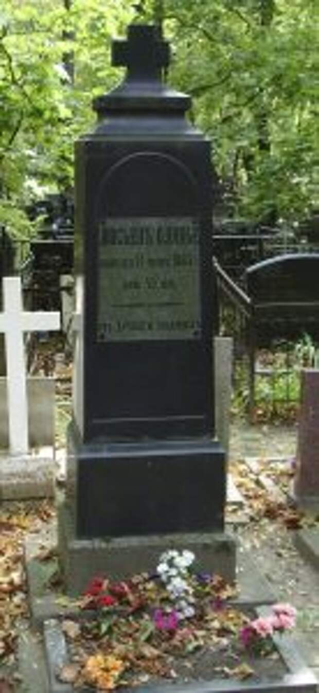 Памятник на могиле Люсьена Оливье/wikipedia.org