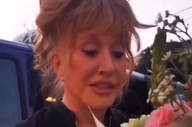 10 болезней: Пугачева заметно похудела и вышла с палкой