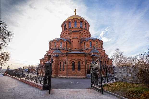 Парковку у храмов и мечетей запретили в Новосибирске на Пасху и Ураза Байрам