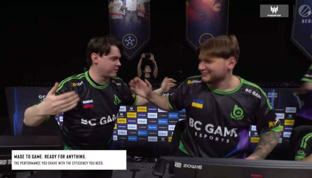 Украинский киберспортсмен Александр «S1mple» Костылев пожал руку россиянину