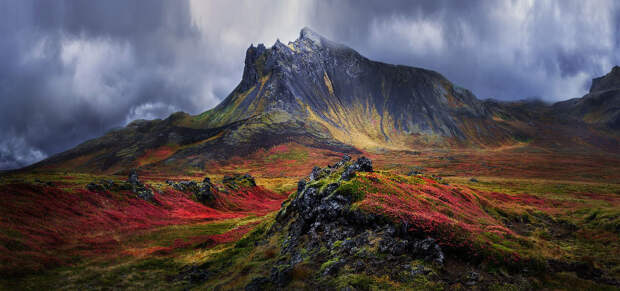 Красочная гора на полуострове Снефелснесс, западная Исландия