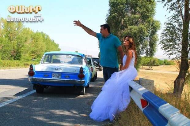 Автомобиль, вроде бы даже на ходу. В армянских СМИ писали, что иногда Ракета возит свадьбы, а пару лет назад даже стала одной из главных героинь армянской комедии "Беги или женись". ЕрАЗ, авто, автомобили, газ, ераз ракета, олдтаймер, ретро авто, самоделка