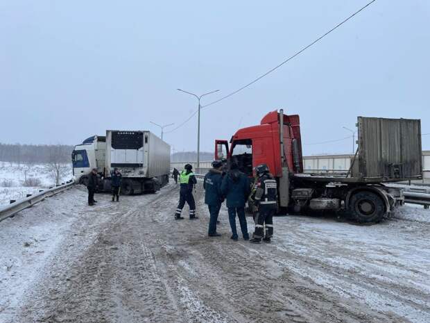 Фура свернула кабину при ДТП с грузовиком в Челябинской области