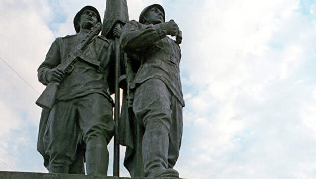 Памятник советским солдатам на Зеленом мосту в городе Вильнюсе, Литва. Архивное фото