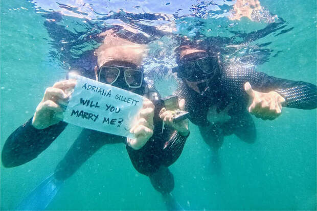 Фронтмен Metallica сделал предложение избраннице в окружении акул