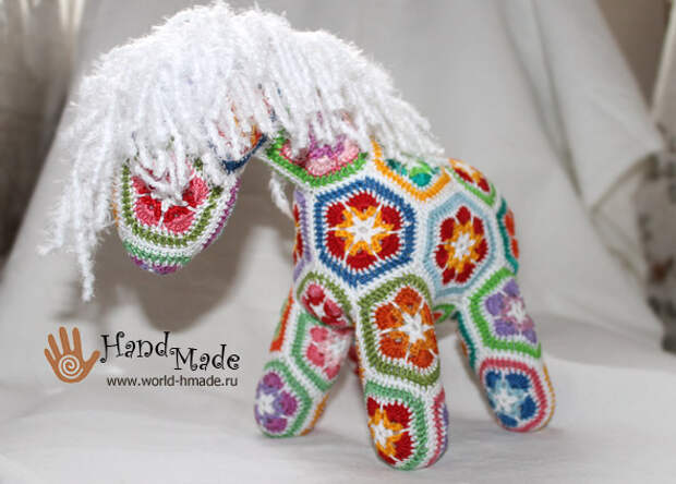 Лошадь, связанная крючком из мотивов "Африканский цветок"