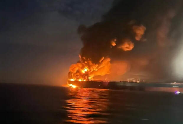 Украина атаковала два нефтяных танкера в Черном море, оба судна горят