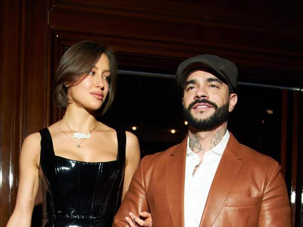 Беременная невеста грустит, а Тимати окружил себя знойными красотками в Турции