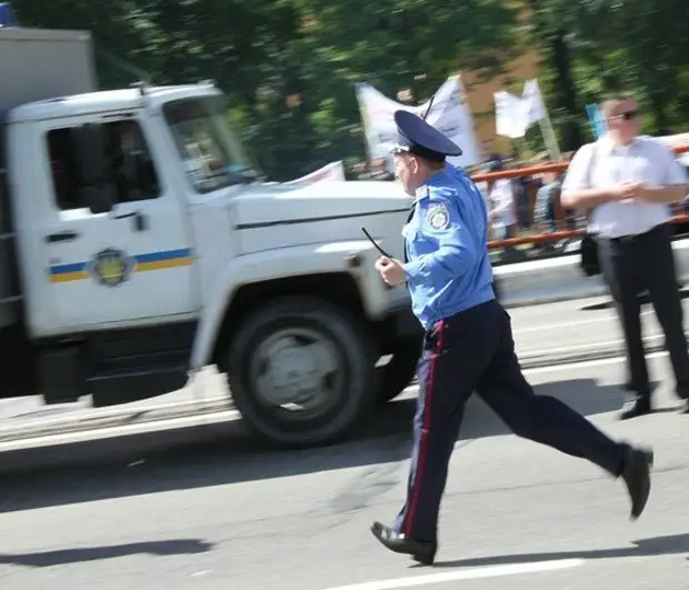 Убегать от полиции. Полицейский бежит. Бежит от полиции. Менты бегут. Полиция убегает.