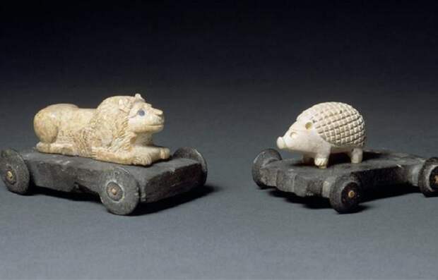 Мультики каменного века и чихуахуа на колёсиках: Какими были детские игрушки в далёком прошлом