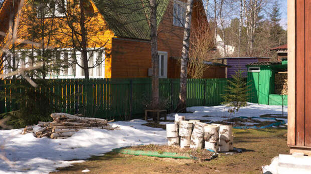 Первый визит на дачу после зимы — вот что нужно сделать с домом и участком