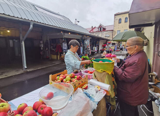 Пенсионерка продавала на рынке свои овощи с огорода, поинтересовались у неё: Сколько удаётся выручить за день, да какая пенсия