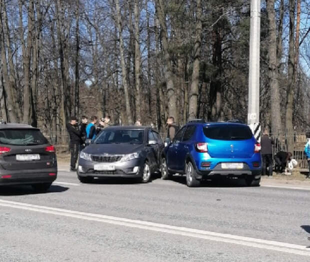 За аварию с тремя автомобилями и пострадавшей школьницей в Петергофе водителя наказали только деньгами