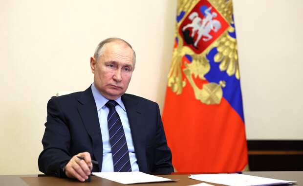 Путин поручил увеличить долю молодежи, верящей в самореализацию в России