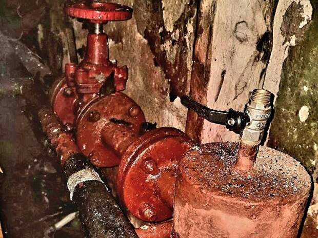 Несколько детсадов и жилые дома останутся до вечера без воды в Смоленске