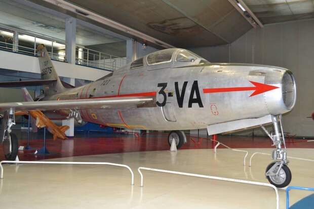 Самолет Рипаблик F-84F «Тандерстрик» в Музее авиации и космонавтики Ле-Бурже. На киле французский регистрационный номер 727 и американский (5)2-8875 – судя по всему, этот самолет попал во Францию из строевой части ВВС США (а может, и через базу хранения – были периоды, когда в Америке их снимали с эксплуатации, а потом возвращали или в свои ВВС, или «сплавляли» в страны НАТО).