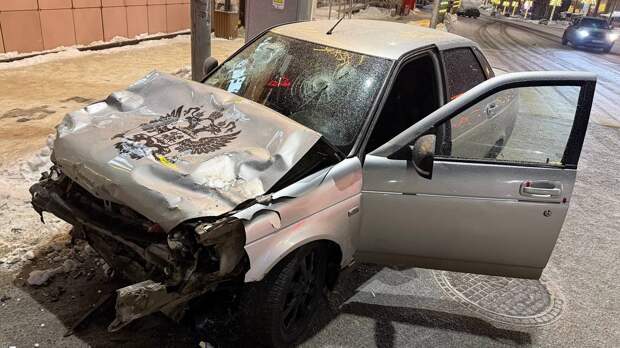 В Смоленске приметная «Приора» попала в ДТП: два человека пострадали