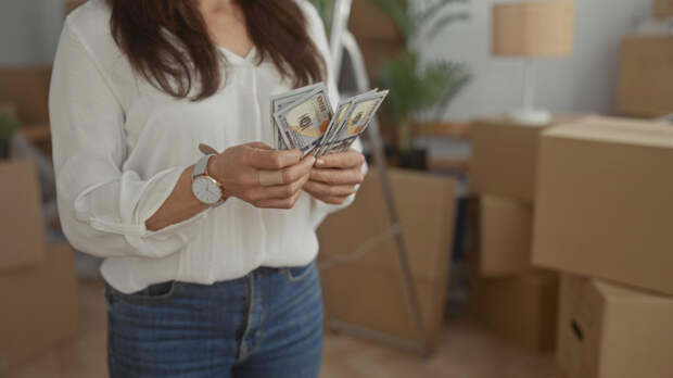 Увольнение не помешало продавщице месяцами получать зарплату от бывшего работодателя