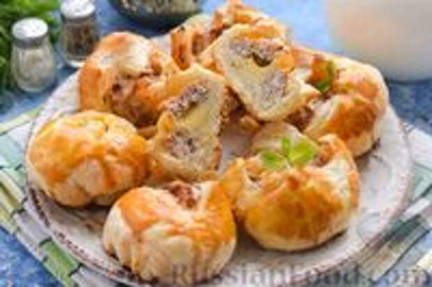 Фото к рецепту: Открытые пирожки из слоёного теста, с мясом и сыром