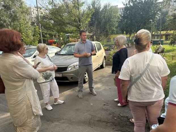 Александр Сапронов обсудил с жителями Бутырского района создание новой хоккейной площадки для клуба «Юниор». Фото: Голубоцких Олеся Николаевна