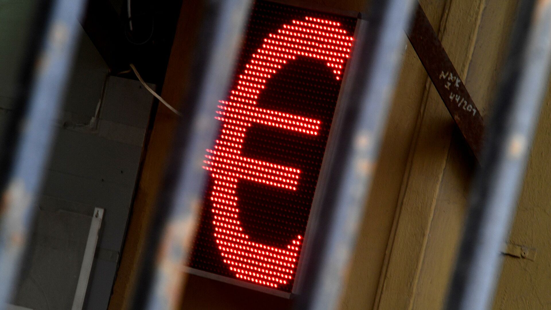 Официальный курс евро на выходные снизился на 48 копеек 