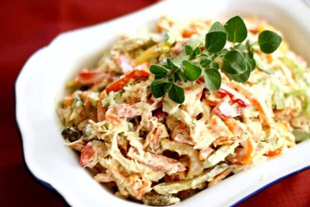 Салат с курицей и пикантной горчичной заправкой