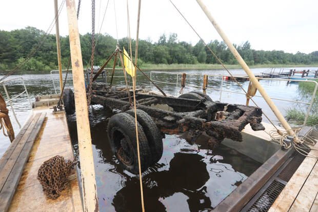 Со дна Ладожского озера подняли автомобиль, который возил грузы по Дороге жизни
