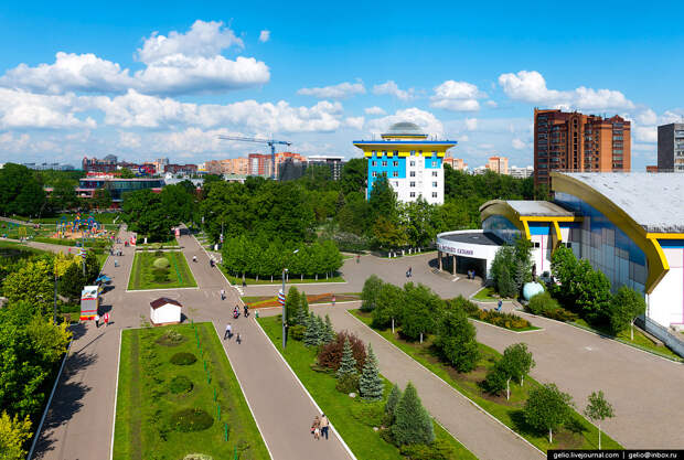 Пешеходные дорожки в центре Одинцово. Справа в кадре виден Ледовый дворец спорта.