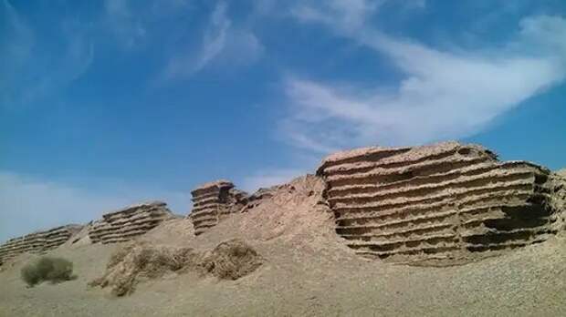 Великая Китайская стена в районе пустыни Гоби, разрушенная потопом