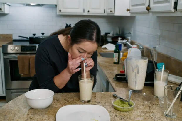 Девушка стала употреблять еду исключительно через нос без медицинских показаний