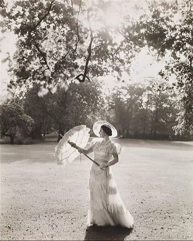 Королева Елизавета в парке Букингемского дворца, 1939 г.