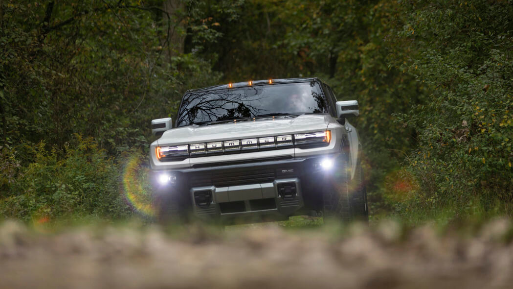 GMC Hummer EV показал себя как 1000-сильный, 350-мильный, быстро заряжающийся ЗВЕРЬ!