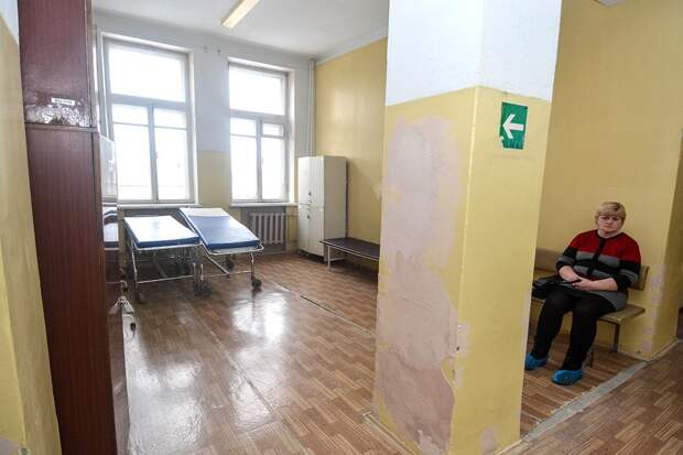 Центральная райбольница Богдановича в Свердловской области часто попадала в СМИ. Говорили про нарушения санитарных норм, занижение зарплат медикам, подозрительное освоение средств на ремонт. Журналисты издания «Облгазета.ru» сделали подробный репортаж о медучреждении и выяснили, что же происходит в нём на самом деле и когда закончится ремонт. Репортаж проводила Наталья Дюрягина, Облгазета.ru.