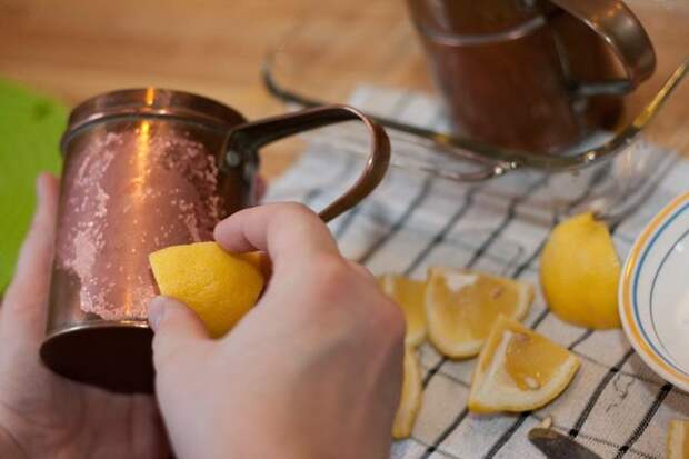 copper-cleaning-with-lemon