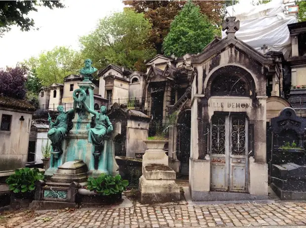 Кладбища Пер-Лашез в Париже, где похоронены знаменитости разных эпох