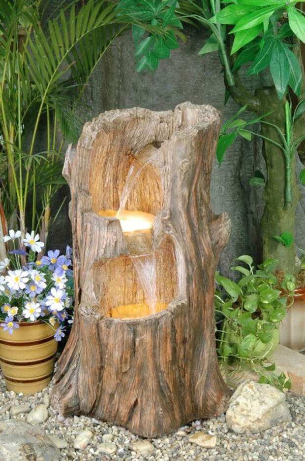 Фонтан из дерева отлично подходящий для романтического места для отдыха. 