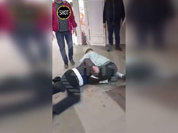 Мужчине выстрелили в лицо во время конфликта в торговом центре Москвы