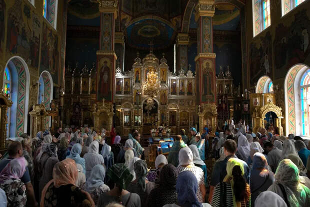 В Церкви объяснили, как отвечать на грубость пожилых прихожанок в храме