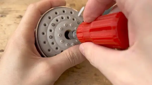 Как выкрутить ржавый саморез со слизанной шляпкой, если он утоплен в ...