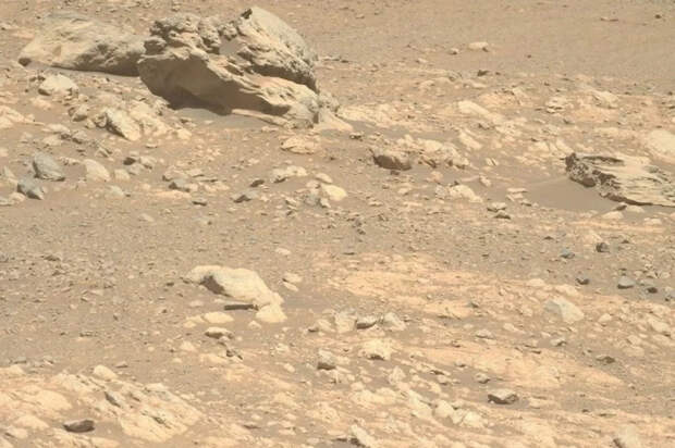 Снаряд и женщина в платье: астроном раскрыл странные находки на Марсе