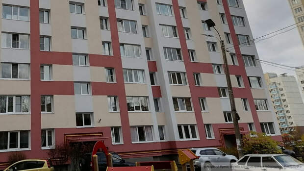 Подросток попал в больницу после падения с козырька подъезда в Петербурге