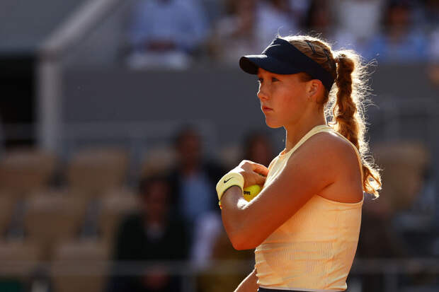 Теннисистка Андреева объяснила ошибками поражение в полуфинале "Ролан Гаррос"