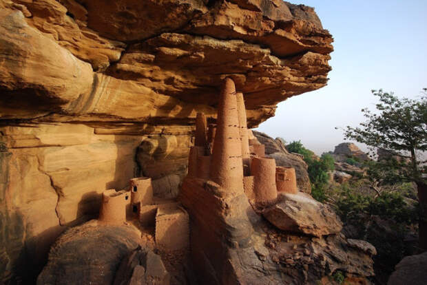 Уникальные строения прямо на обрывистой скале. / Фото: www.for-the-road.com