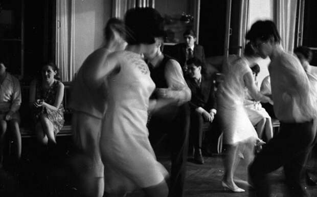 Молодёжные танцы. СССР, 1967 год. Автор фотографии: Тарасевич Всеволод Сергеевич.