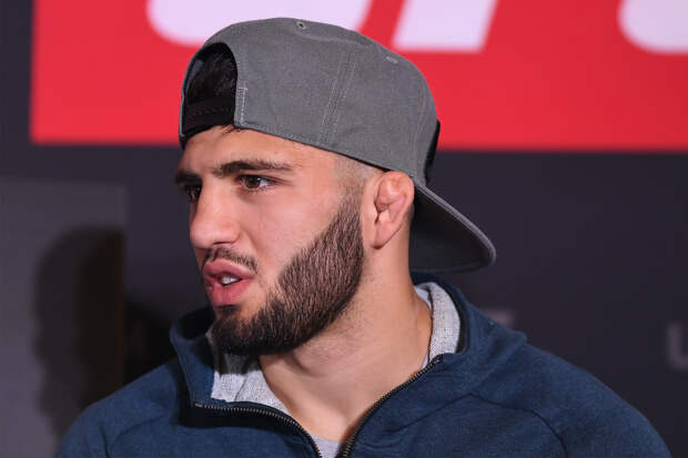 Российского бойца ММА выгнали из самолета из-за телефона и записали на видео